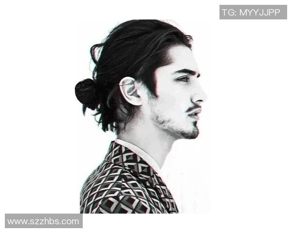 美式丸子头足球明星的风采与魅力揭秘如何成为球场上的时尚先锋