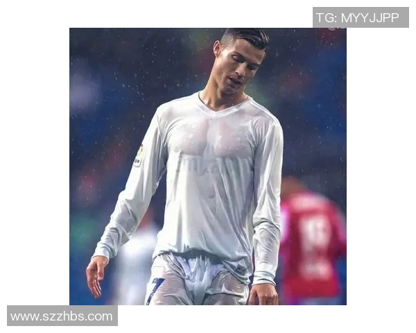 足球明星C罗展现完美腹肌的精彩瞬间与训练秘籍分享