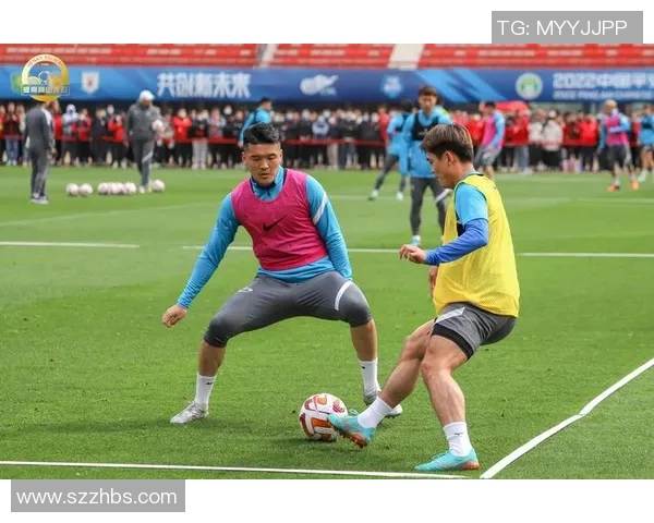 重庆足球队状态引发热议球迷对未来表现充满期待与担忧 重庆足球队状态引发热议球迷对未来表现充满期待与担忧